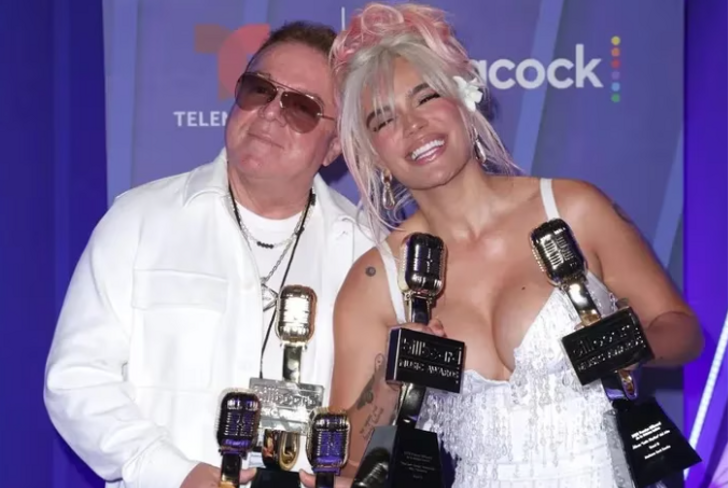 Papá G y Karol G en la gala de los Premios Billboard. Imagen tomada de Infobae