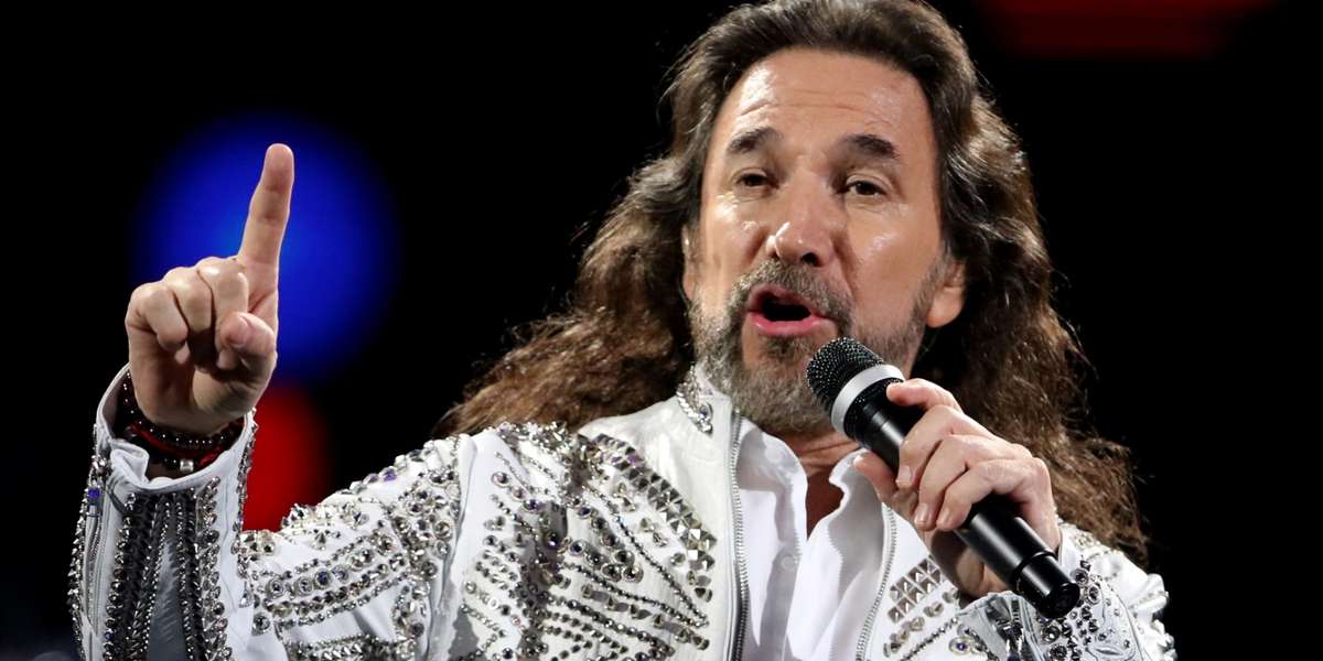 El cantante Marco Antonio Solís conoció a una joven hace unos años y nació un amorío entre ellos pero la diferencia de edad, lo convirtió en toda una polémica. Esto pasó.